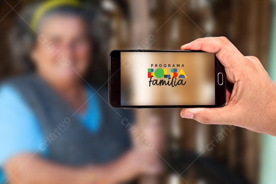 Foto Mão Segurando Celular Programa Bolsa Família