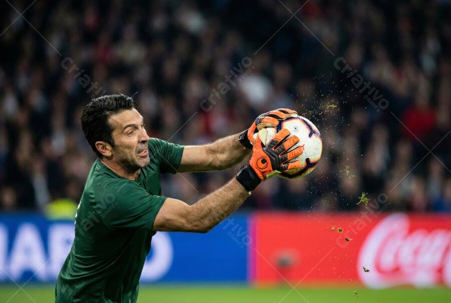Foto Goleiro de Futebol Defendendo Bola em Campo