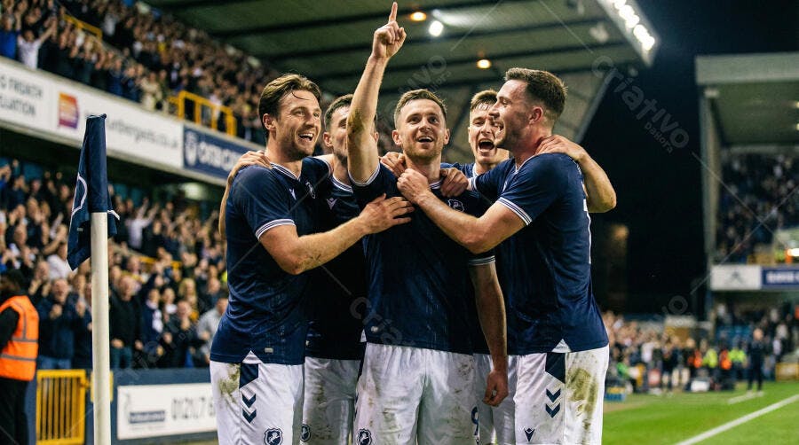 Foto Jogadores de Futebol Celebrando Gol Estádio Noturno