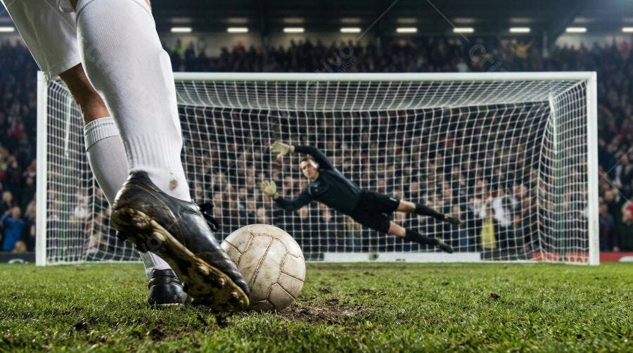 Foto Jogador de Futebol Chutando Bola Gol Goleiro Campo Estádio