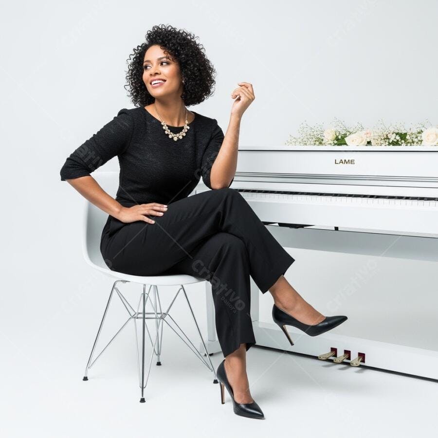 Foto Mulher Negra Sorrindo Sentada Piano Branco Estúdio