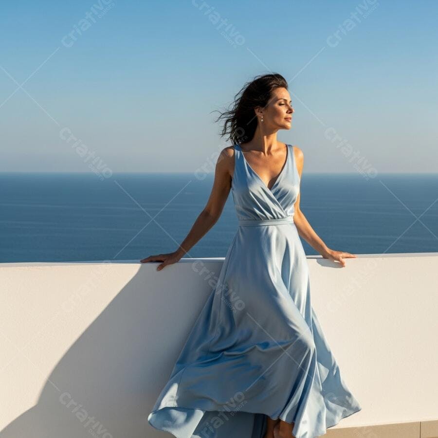 Foto Mulher Vestido Azul Pousando Varanda Vista Mar
