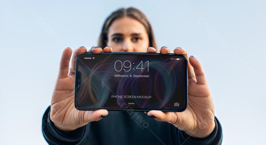 Mockup Celular Mãos Segurando Tela Horizontal Editável