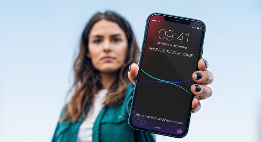 Mockup Celular Mãos Segurando Mulher Fundo Céu Editável