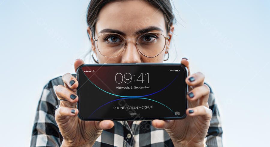 Mockup Celular Horizontal Mãos Segurando Fundo Céu Editável