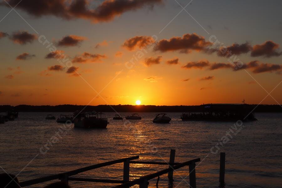 Foto Pôr do Sol Dourado Barcos no Mar Cais Silhueta
