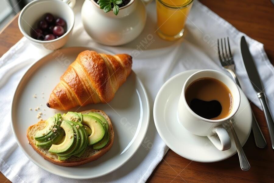 Foto Café da Manhã Croissant Torrada Abacate Suco