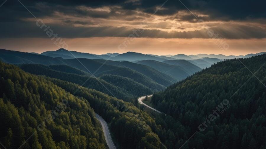 Foto Estrada Curva Montanhas Floresta Pôr do Sol Céu Nublado