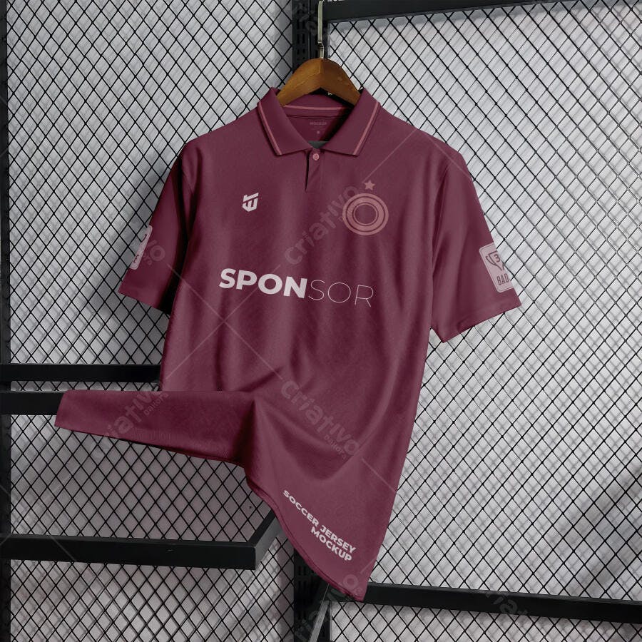 Mockup Camiseta Polo Esportiva Vinho Pendurada Editável