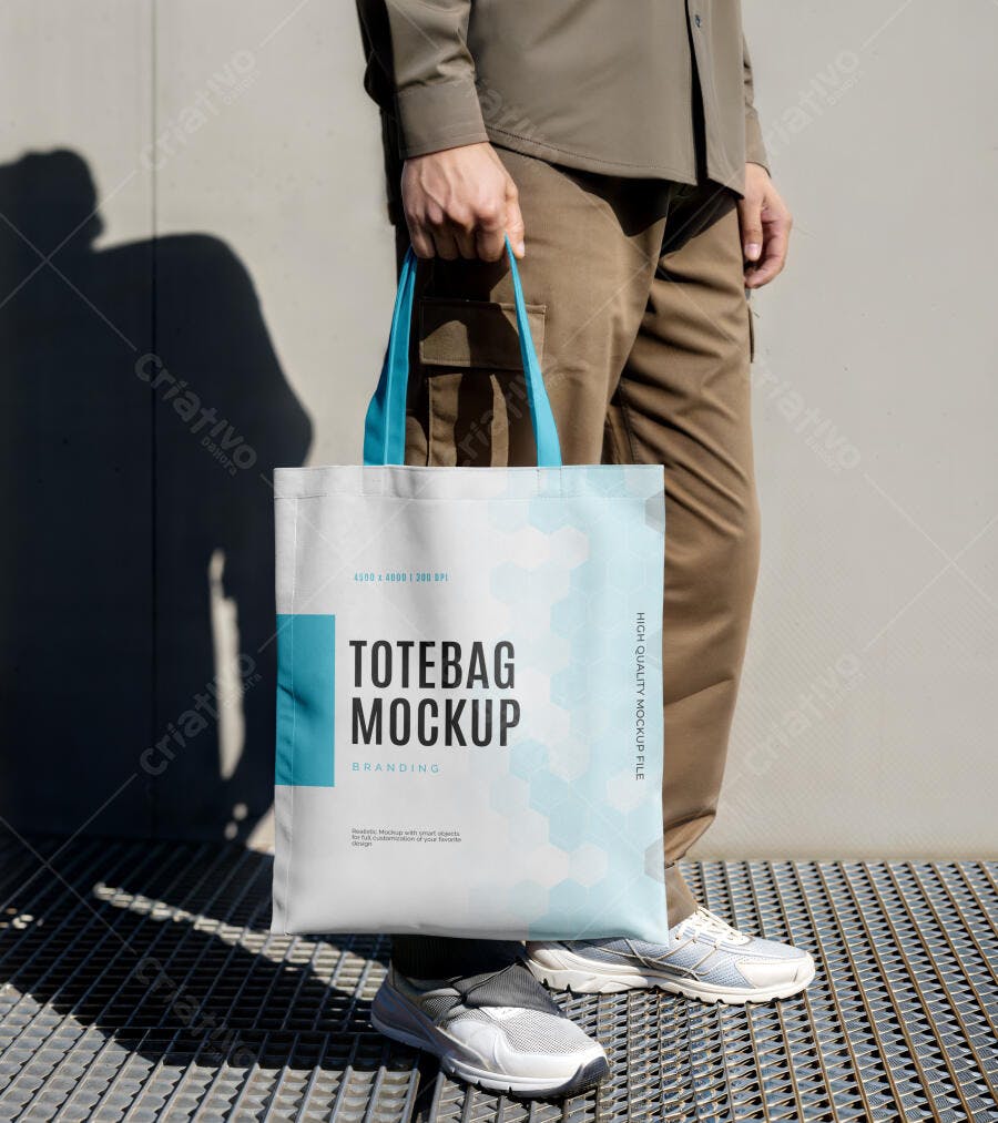 Mockup Sacola Tote Bag Tecido Mãos Segurando Editável