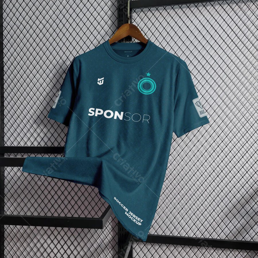 Mockup Camiseta Futebol Azul Escuro Pendurada Editável