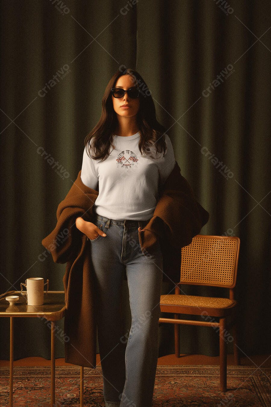Mockup Camiseta Feminina Branca Casual Lifestyle Editável
