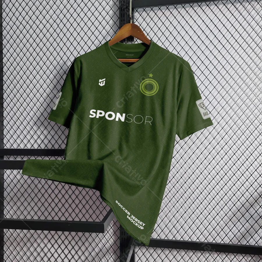 Mockup Camiseta Esportiva Verde Pendurada Editável