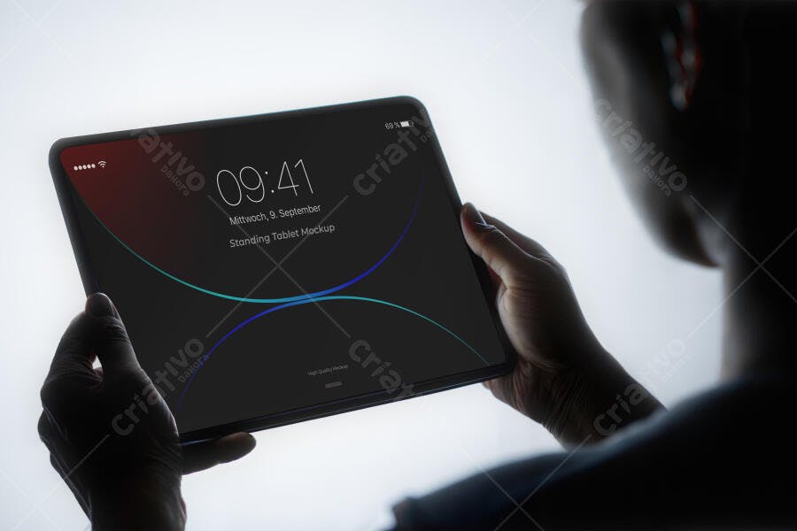 Mockup Tablet Mãos Segurando Tela Horizontal Editável