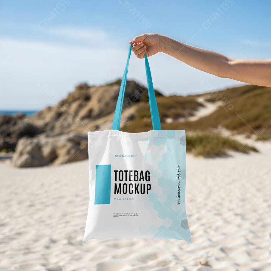 Mockup Sacola Tote Bag Mãos Segurando Praia Editável