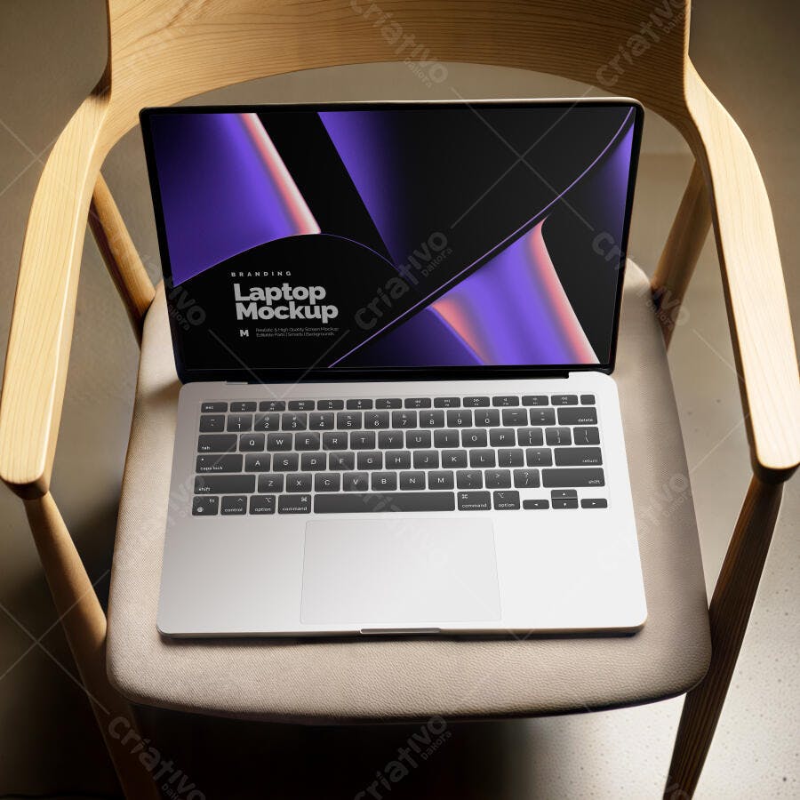 Mockup Notebook MacBook Pro Cadeira Madeira Editável