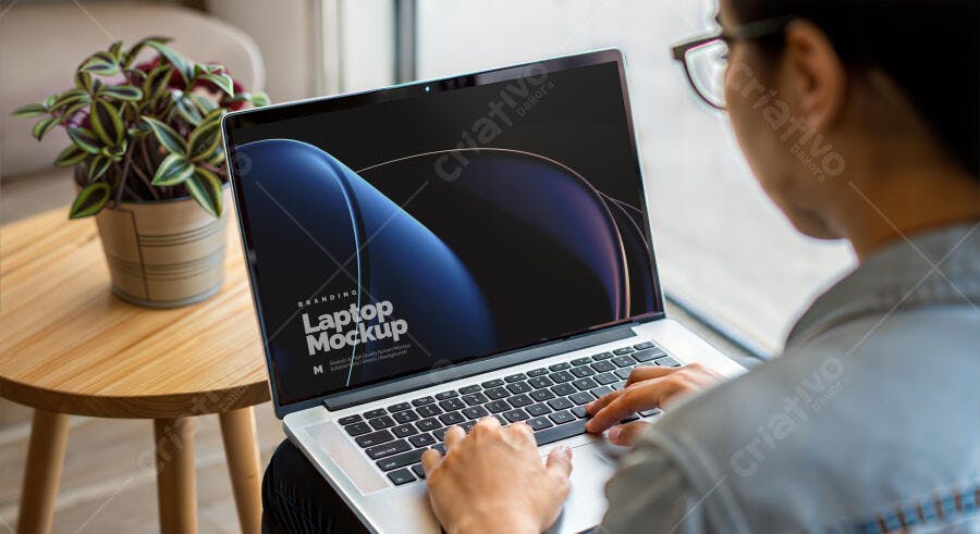 Mockup Notebook Lifestyle Pessoa Usando Fundo Borrado Editável