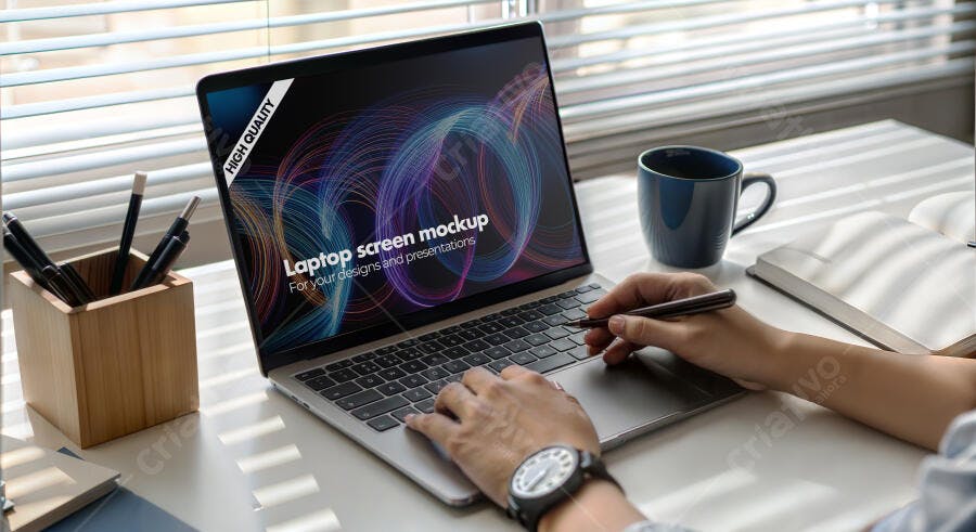 Mockup Notebook Mãos Segurando Tela Aberta Mesa Branca Editável