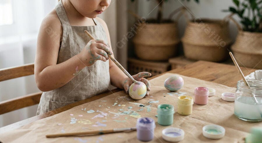 Foto Criança Pintando Ovos de Páscoa Atividade Criativa
