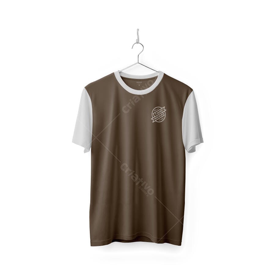 Mockup Camiseta Raglan Marrom Branca Cabide Fundo Branco Editável