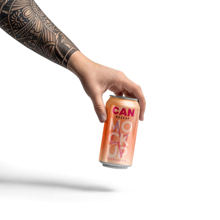 Mockup Lata Bebida Mãos Segurando Fundo Branco Editável