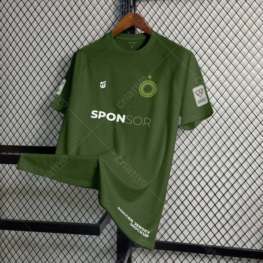 Mockup Camiseta Futebol Verde Escuro Cabide Editável
