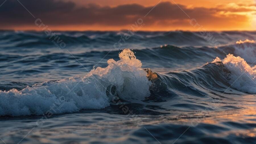 Foto Ondas do Mar Quebrando Pôr do Sol Dourado Praia