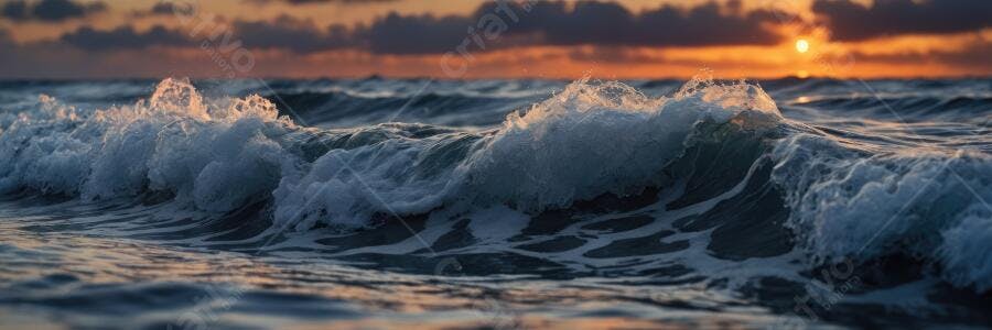 Foto Ondas do Mar Quebrando Pôr do Sol Dourado Praia