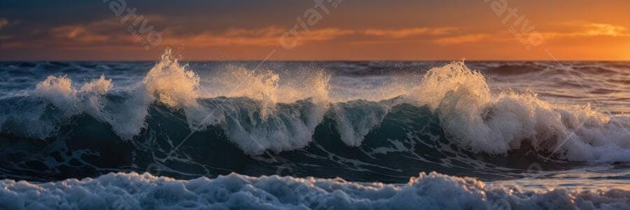 Foto Ondas do Mar Quebrando Pôr do Sol Dourado Praia