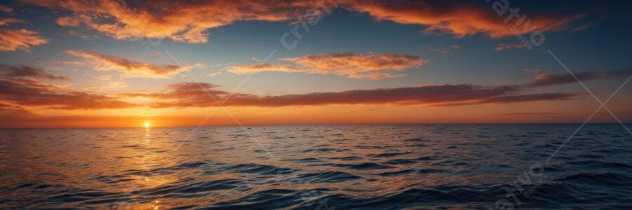 Foto Pôr do Sol no Mar com Céu Alaranjado e Nuvens