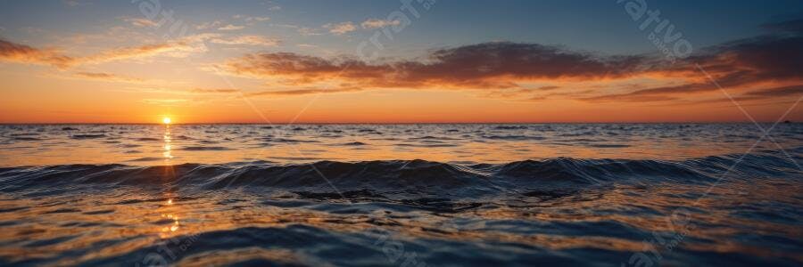 Foto Pôr do Sol no Mar com Ondas e Céu Alaranjado