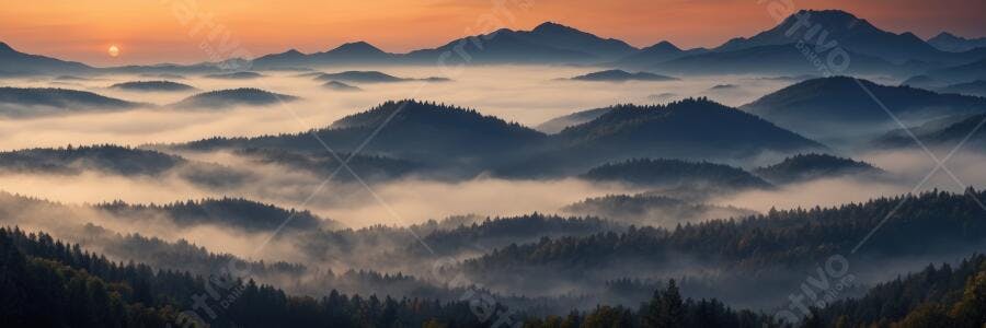 Foto Montanhas com Névoa Amanhecer Céu Laranja Paisagem