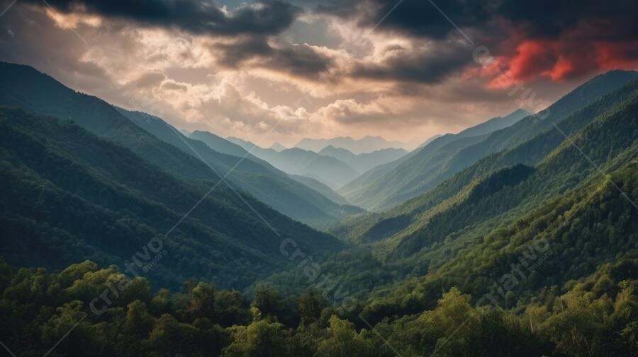 Foto Montanhas Verdes Vale Nublado Pôr do Sol Dramático