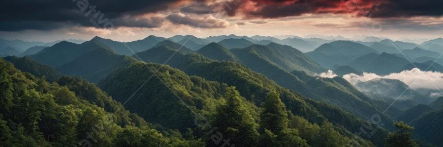 Foto Montanhas Verdes Neblina Pôr do Sol Céu Dramático