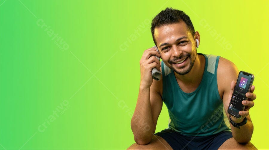 Foto Homem Sorrindo Colocando Fone de Ouvido Fundo Verde Gradiente