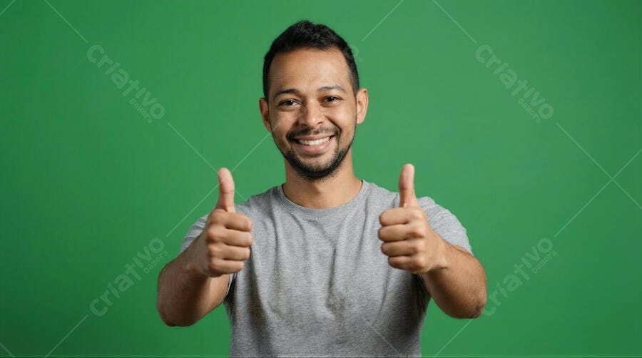 Foto Homem Sorrindo Polegar para Cima Fundo Verde Estúdio