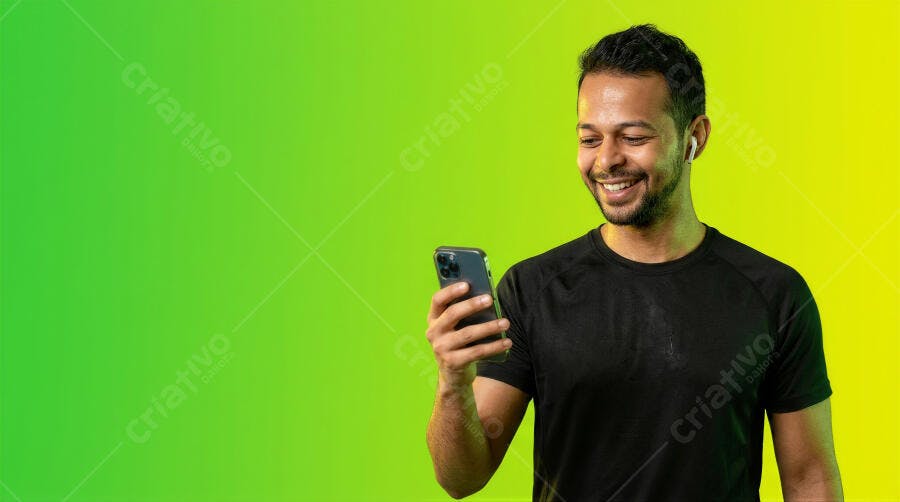 Foto Homem Sorrindo Usando Celular Fundo Gradiente Verde
