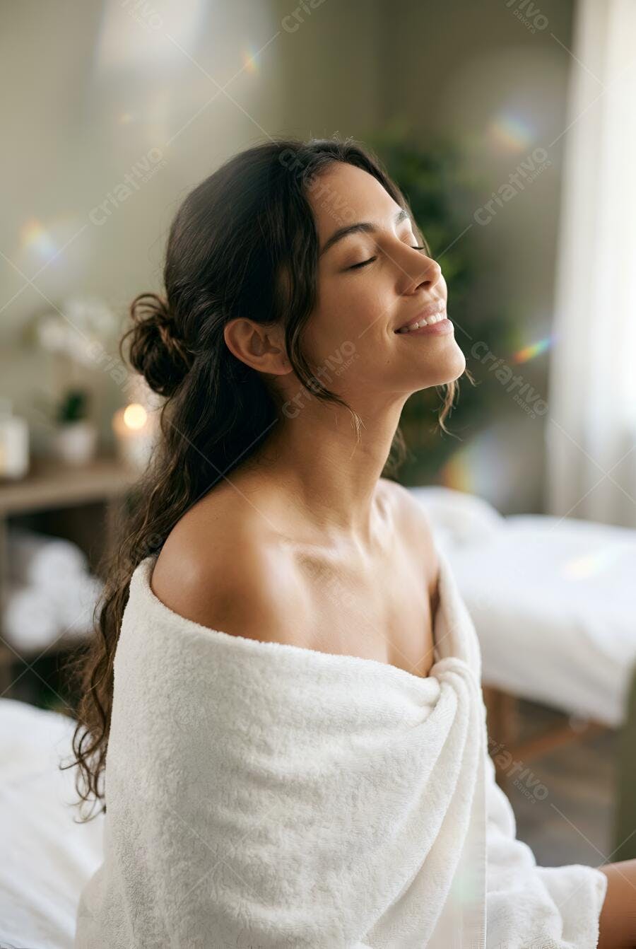 Foto Mulher Relaxando Spa com Toalha Branca e Olhos Fechados