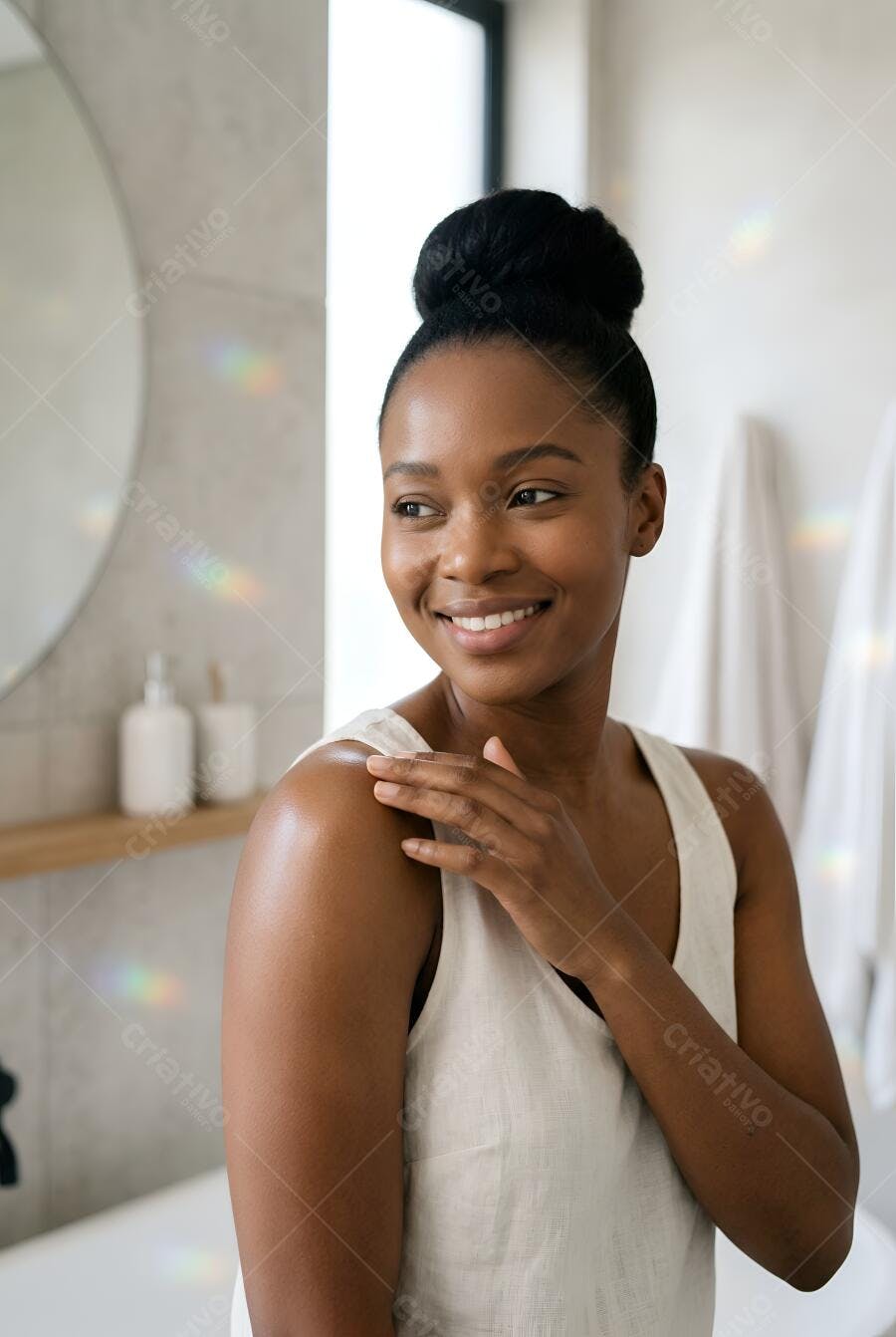 Foto Mulher Negra Cuidando da Pele no Banheiro com Luz Natural