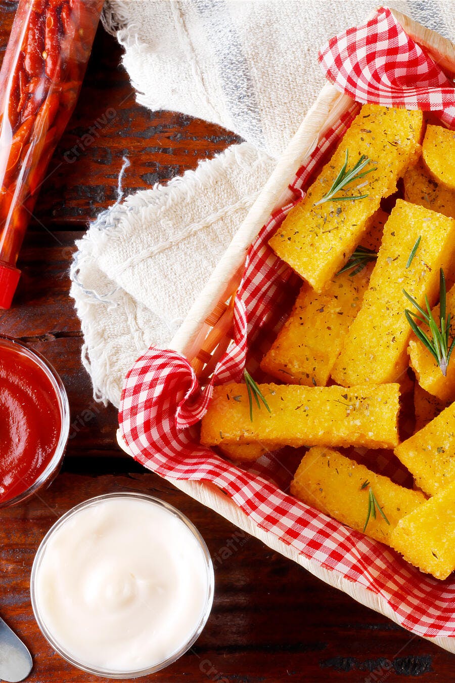 Foto Polenta Frita Palitos Ervas Cesta Rústica Molhos