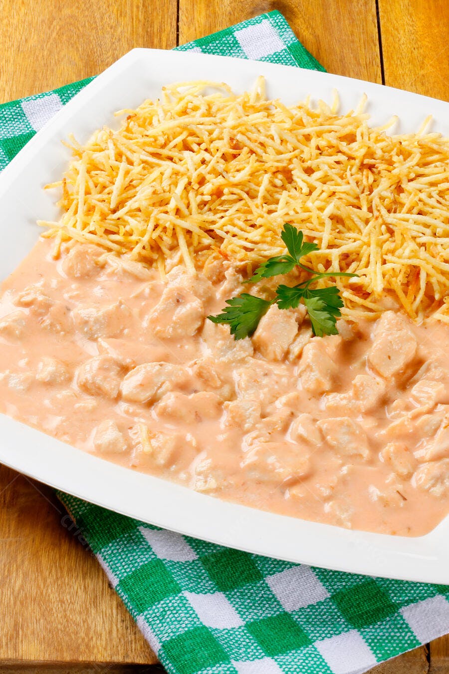 Foto Strogonoff de Frango com Batata Palha Prato Branco