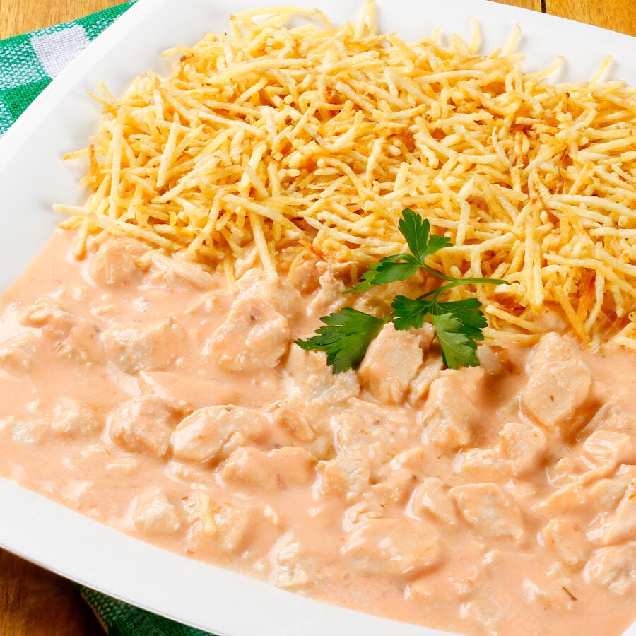 Foto Strogonoff de Frango com Batata Palha Prato Branco