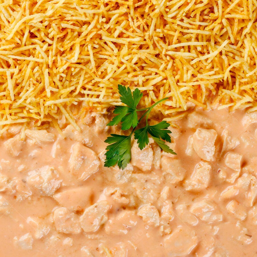 Foto Strogonoff de Frango com Batata Palha e Salsinha Vista Superior