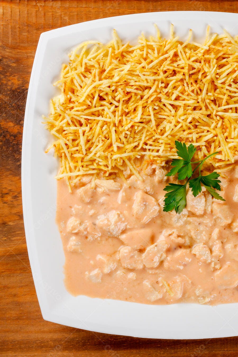 Foto Strogonoff de Frango com Batata Palha Prato Branco