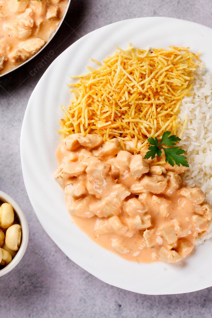 Foto Strogonoff de Frango com Arroz e Batata Palha Prato Típico