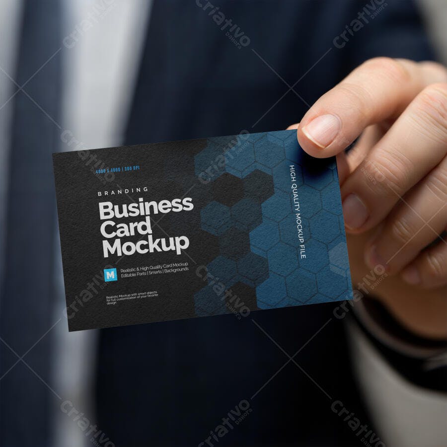 Mockup Cartão de Visita Mãos Segurando Fundo Escuro Editável