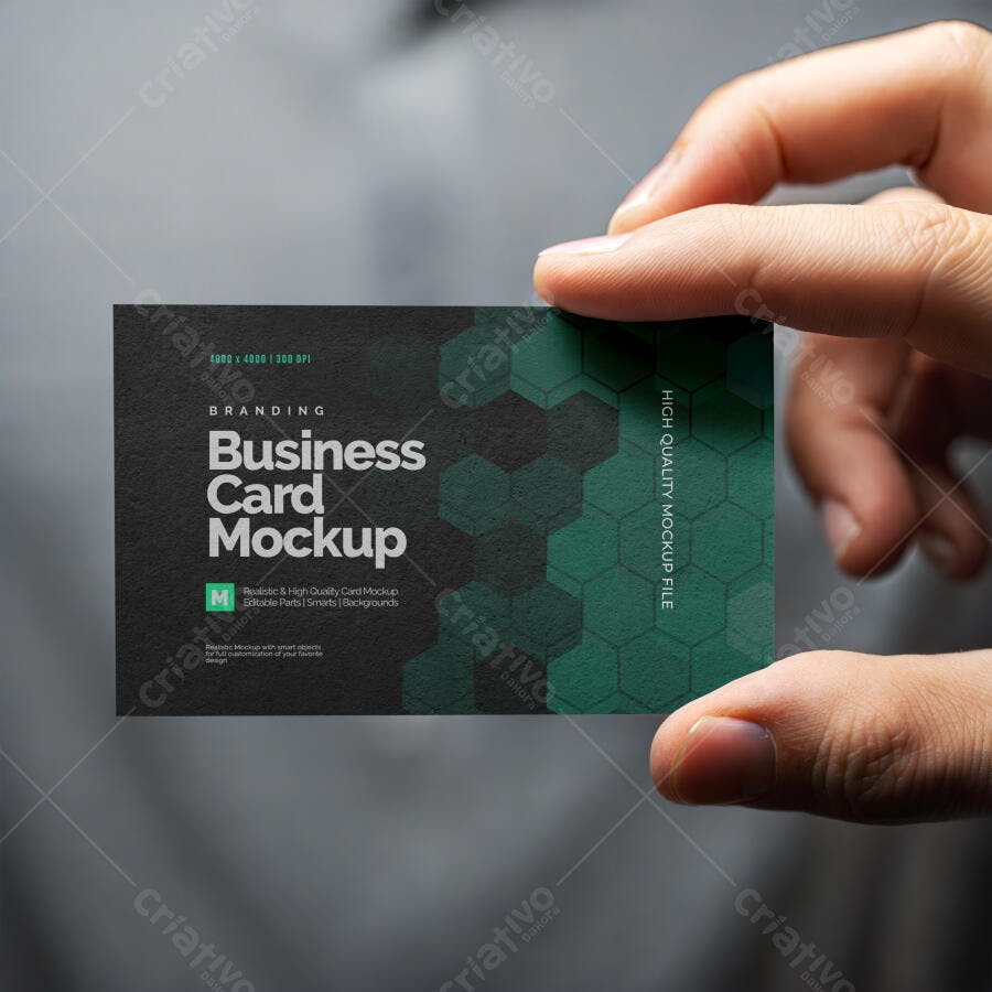 Mockup Cartão Visita Preto Mãos Segurando Editável