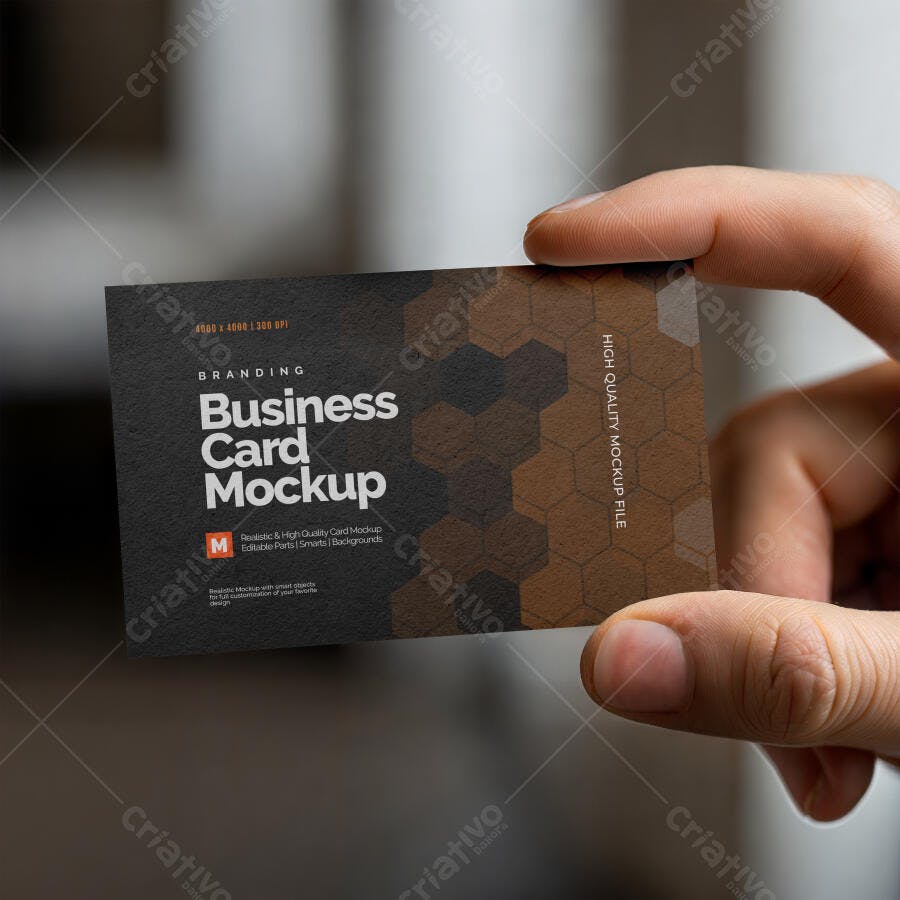 Mockup Cartão Visita Mãos Segurando Horizontal Editável