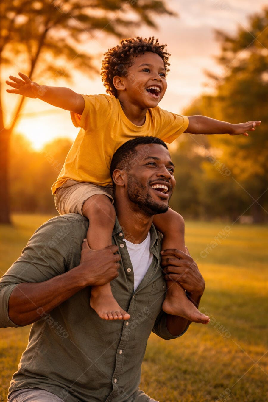 Foto Pai e Filho Negros Brincando no Parque Pôr do Sol