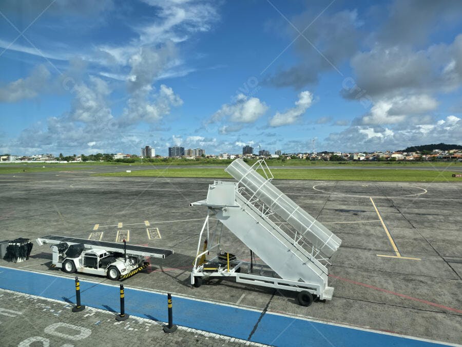 Foto Escada de Embarque e Equipamento de Aeroporto em Dia Ensolarado